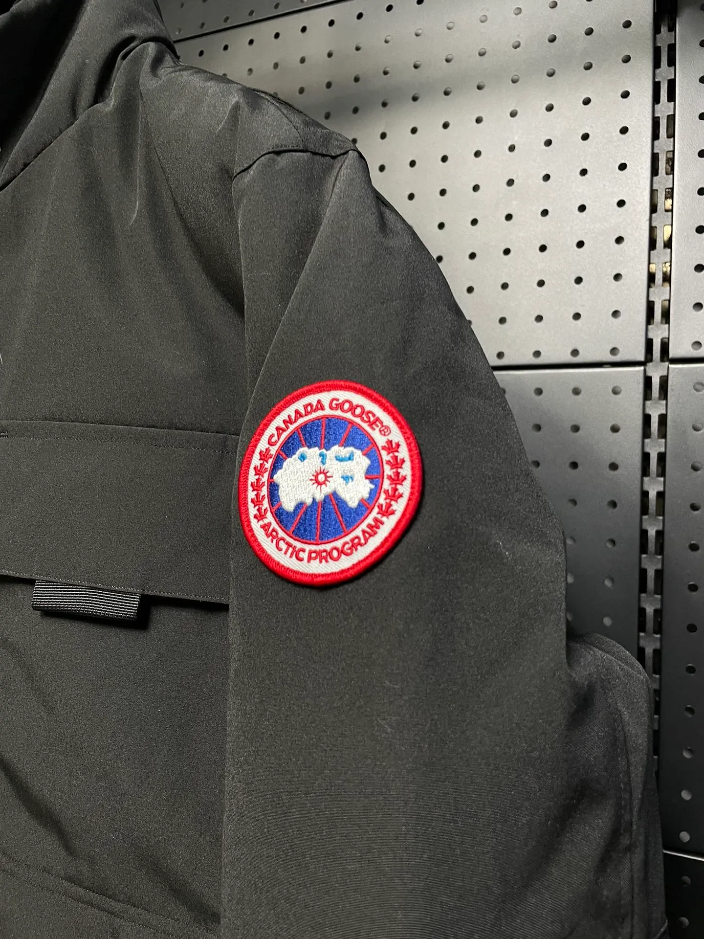 P800 forester men's new model black 24 models Canada Goose (Canada Goose) Men's model xs-xxl The highest version on the market! 🔥 Recommendation of single product for autumn and winter hard goods # Produced by OEM canada goose # The Canadian brand canada goose has always been recognized as the warmest down jacket, and its existence can often be seen in the winter street photos of various celebrities. I make Canada Goose every year, but I still can’t get rid of my love for it. No matter how cold the weather is, there’s no need to be afraid! Because this year, as always, we will provide you with ruthless goods and prepare large quantities of goods. I believe that the market has become a bit chaotic, but we are not afraid. Only good things are competitive, not comparing prices! No one is stupid enough to quote a high price and send old customers away! Look at price in the short term and quality in the long term! If you care about quality, please respect its price! If what you want is cheap, please don't expect good quality! You get what you pay for, this is the rule of the market! We really value quality. It is only worn by the one who understands you! Filling content: 90 international standard duck down! I won’t say much more, everyone sells their own goods! Regarding the down content, you can feel it with your hands. There is nothing wrong with good down. Another customer said that the clothes are very light, but the ones on the market are very heavy. For us insiders, adding some filament to the clothes will make them look bulging and heavy. But we won't do that! 🔥Pure original fidelity! 🔥Everyone who has been cooperating with us in the past few years knows that the large-scale wholesale market products are incomparable to us. You are welcome to visit the brick cabinet and then come to my home to buy! It is the legendary warmest down jacket. A goose and a single layer of clothing can withstand minus 20 degrees Celsius! Known as a must-have for Arctic outdoor sports! The most popular down jacket in the world, celebrities are rushing to buy it, it is a must-have!